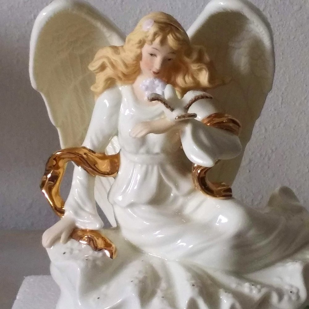 CLASSIC TREASURES Porcelain Collectible Musical  Shelf Sitter Angel Ave Maria